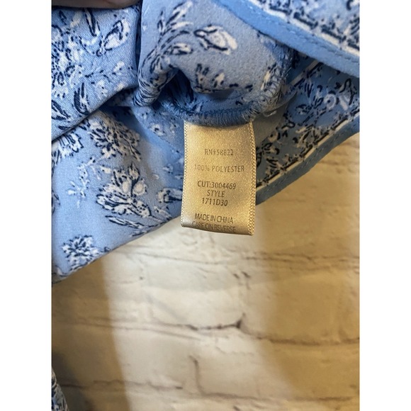 Max Studio Women Size Medium Top Blouse floral Short Sleeve Blue Button - Picture 5 of 5